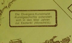 Einkopierter Aufkleber "Die Divergenz, Kunstmarkt Kunstgeschichte..." auf einem Kalender, 1990, Sammlung Klaus Bushoff