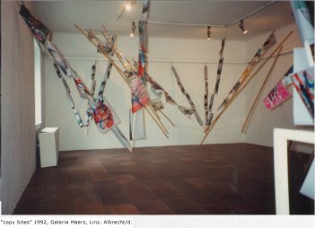 "Copy bites", Installation von Kopien mit Bambus-Stäben 1992, Linz
