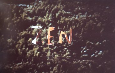 "Zen": Farbfotografie einer Abkratz-Aktion mit Fingernagel von Plakatwand