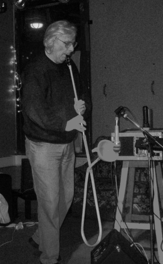 Albrecht/d. spielt Trichterphone. Live im „abendmahl“, Stuttgart, 16.12.2007, Performance mit dem mußikanten.